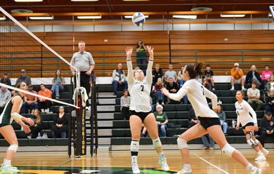 MCC setter setting up middle for spike